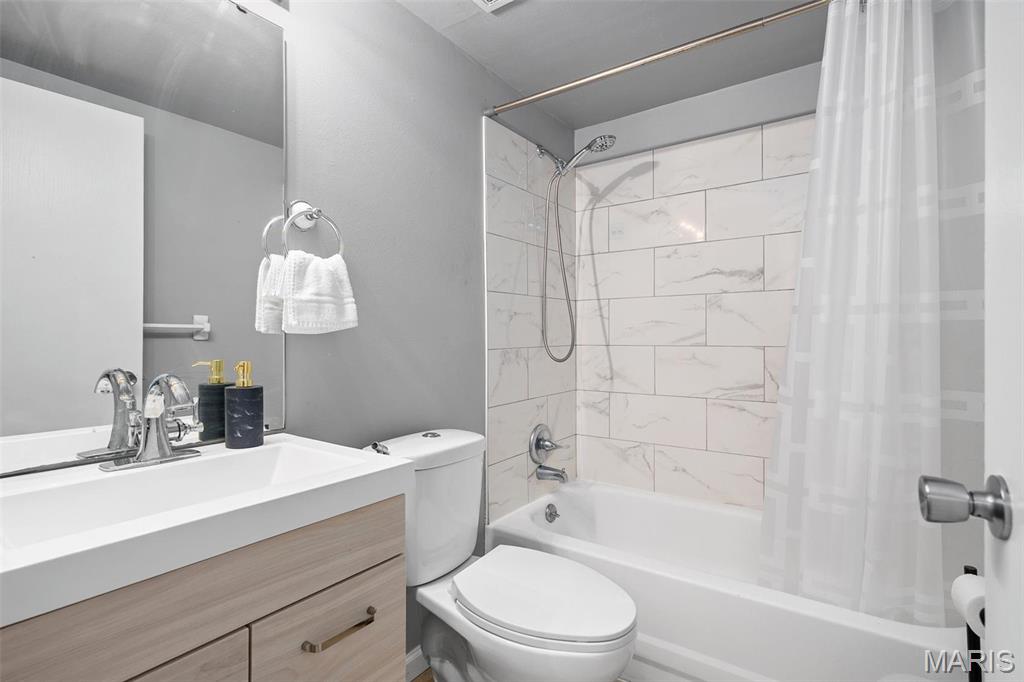 708 Ridgeside Drive, Unit C Ballwin, MO 63021 - Photo 13 of 26