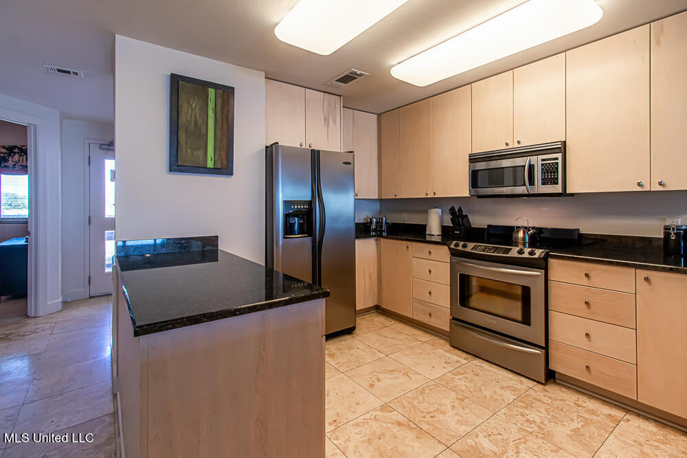 1899 Beach Boulevard, Unit 410 Biloxi, MS 39531 - Photo 6 of 35 Family room kitchen 1.2