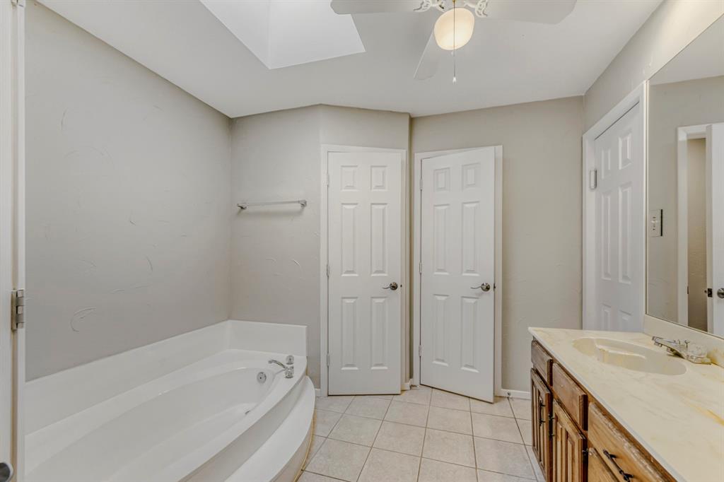 517 Kings Gate Road Willow Park, TX 76087 - Photo 16 of 28 a spacious bathroom with a tub shower vanity and a sink