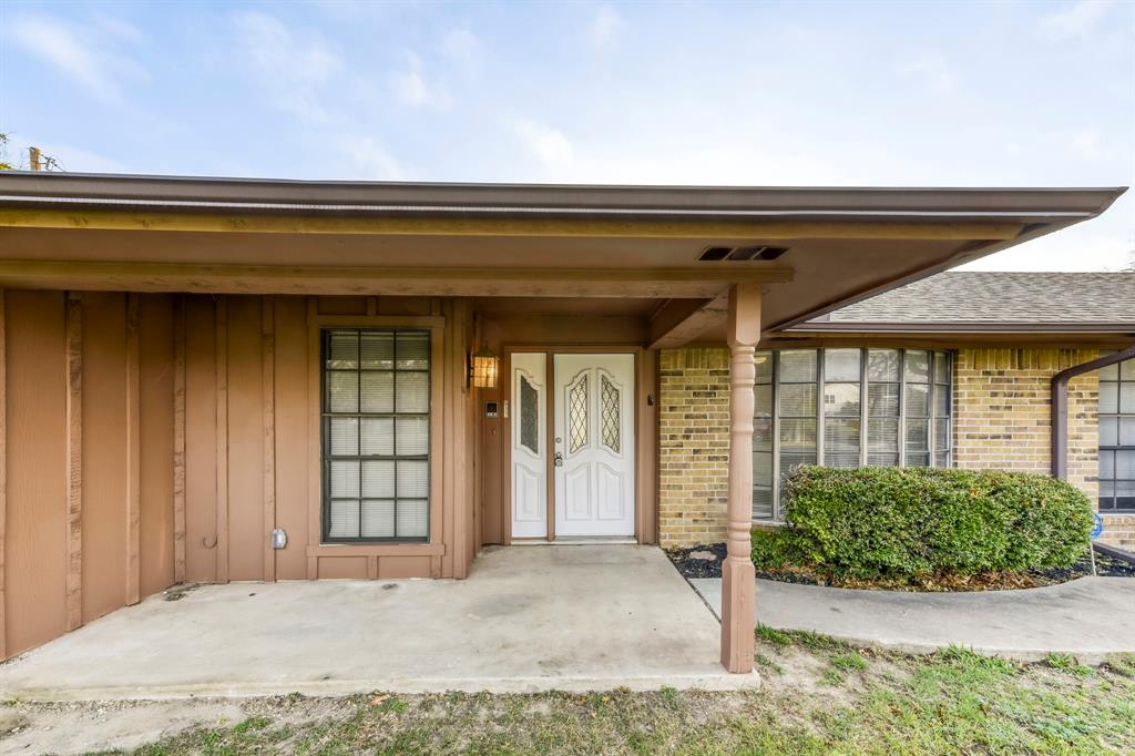 517 Kings Gate Road Willow Park, TX 76087 - Photo 2 of 28 a view of entryway with a front door