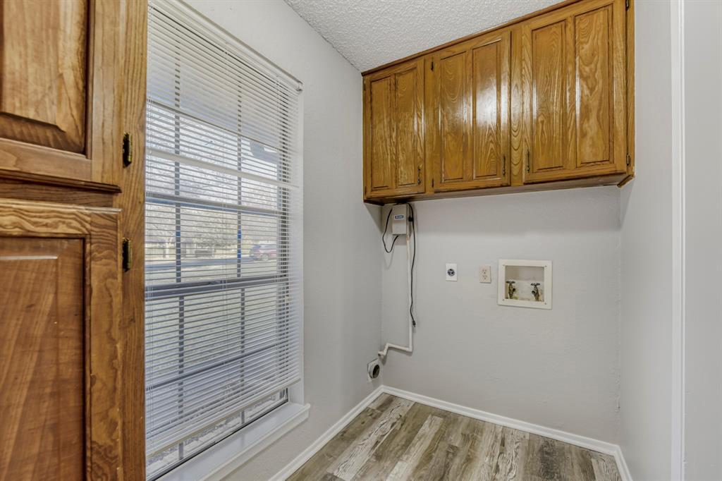 517 Kings Gate Road Willow Park, TX 76087 - Photo 25 of 28 a view of small space with wooden floor and a window