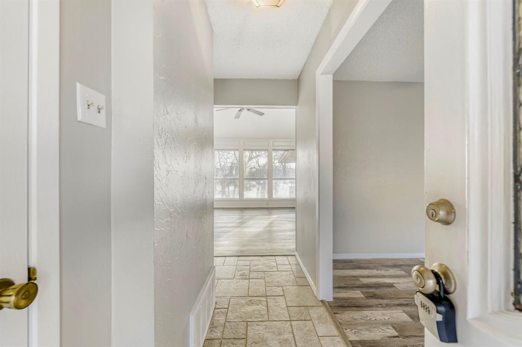 517 Kings Gate Road Willow Park, TX 76087 - Photo 3 of 28 a bathroom with a glass shower door