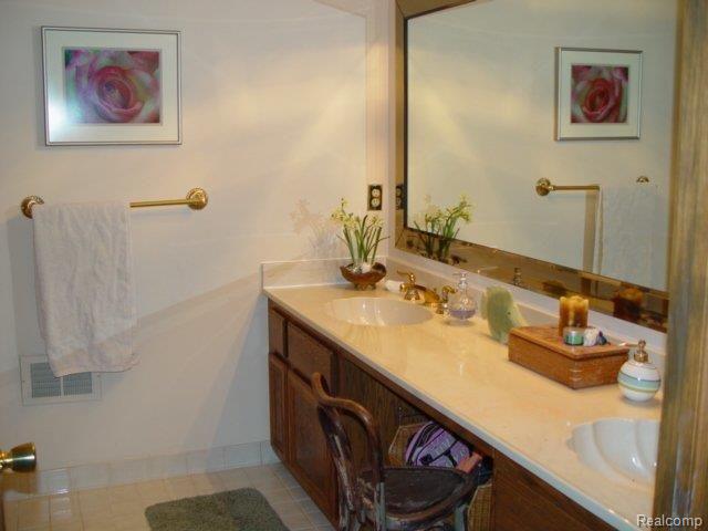 3225 Summit Ridge Drive Rochester, MI 48306 - Photo 12 of 15 Guest Bath