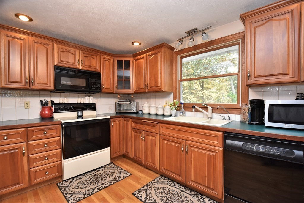 6 Greenway Road Middleton, MA 01949 - Photo 8 of 28 Gallery Image 8
