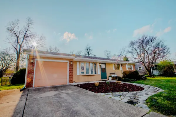 $239,900 | 844 South Hickory Drive, Bloomington, IN 47403