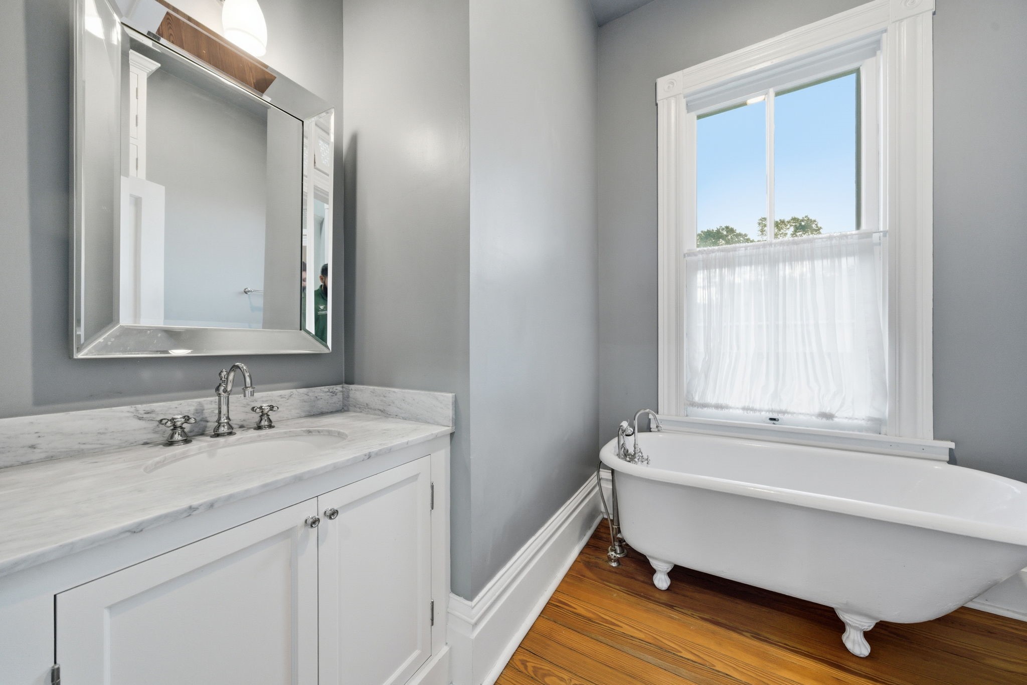 1818 Decatur Street Houston, TX 77007 - Photo 21 of 48 a bathroom with a tub and a sink