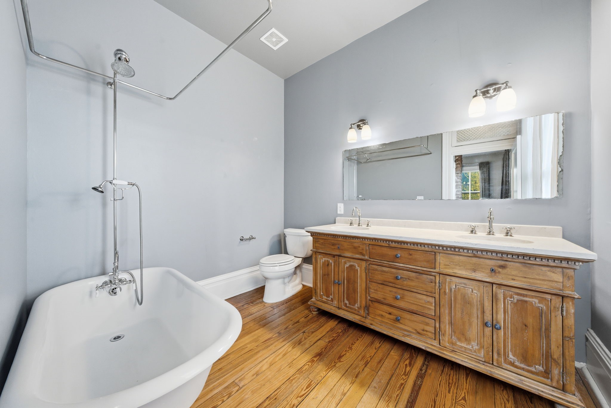 1818 Decatur Street Houston, TX 77007 - Photo 26 of 48 a spacious bathroom with a tub sink and mirror