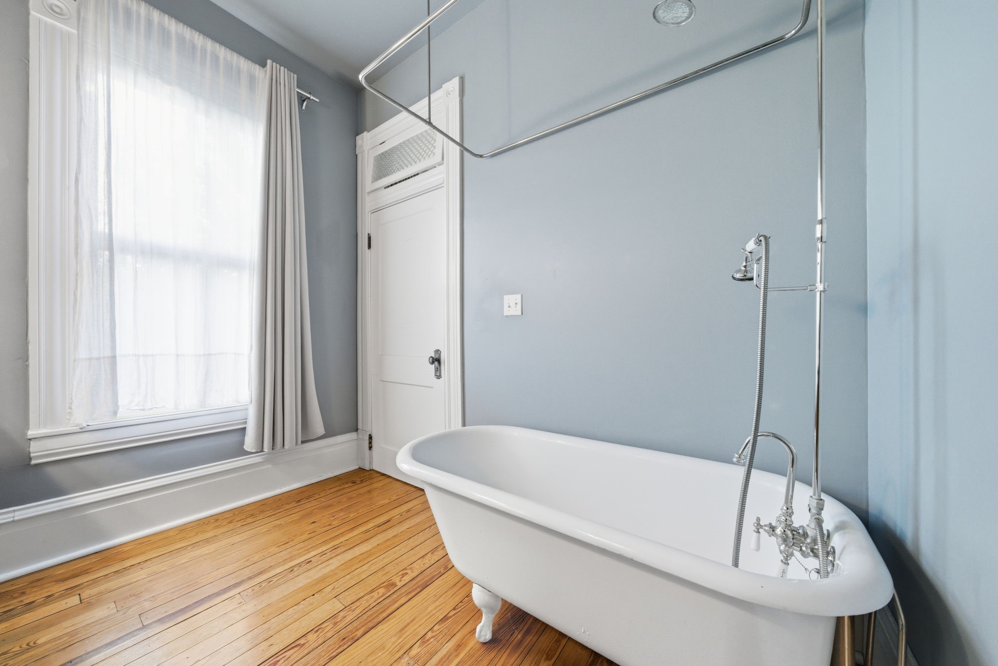 1818 Decatur Street Houston, TX 77007 - Photo 27 of 48 a bathroom with a tub and shower