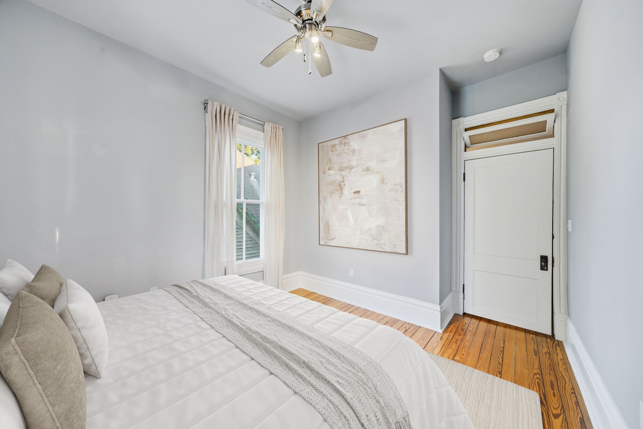 1818 Decatur Street Houston, TX 77007 - Photo 30 of 48 a bedroom with a bed and a window