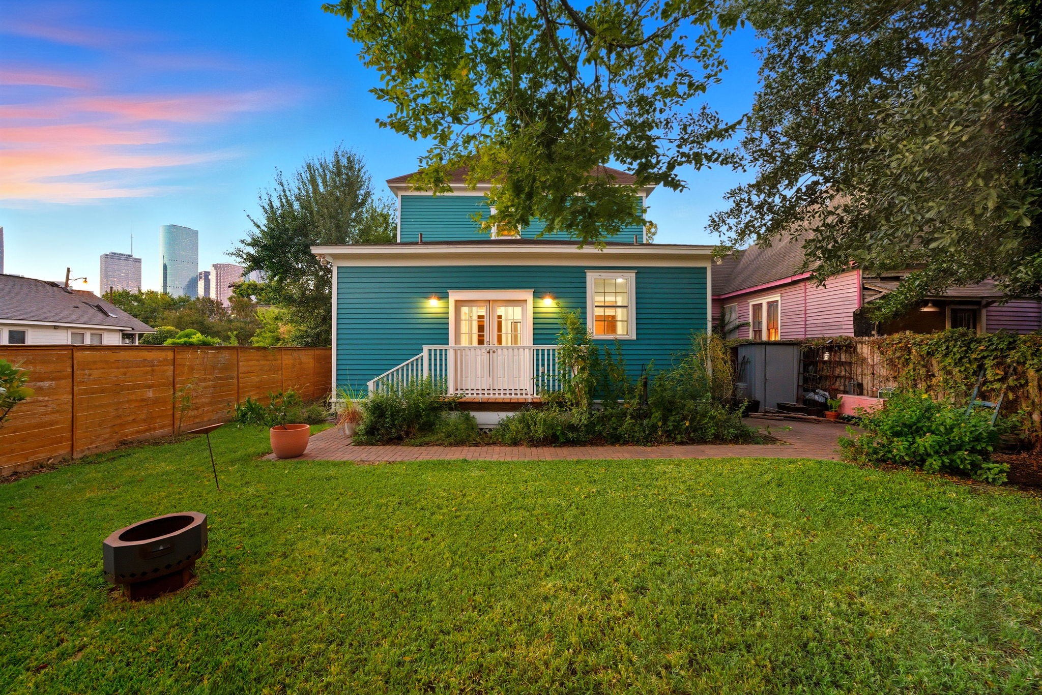 1818 Decatur Street Houston, TX 77007 - Photo 34 of 48 a front view of a house with a yard