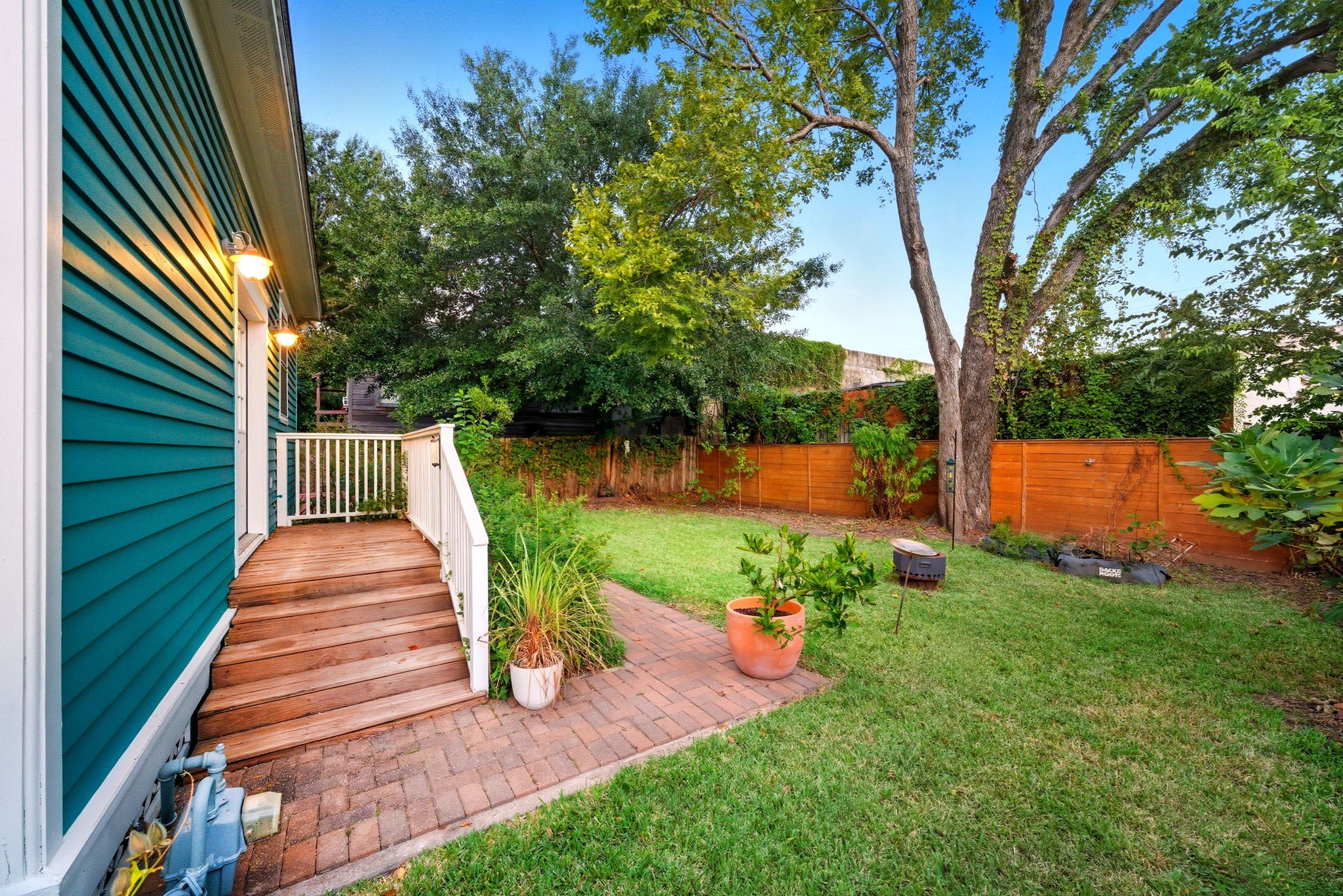 1818 Decatur Street Houston, TX 77007 - Photo 35 of 48 a front view of a house with a yard