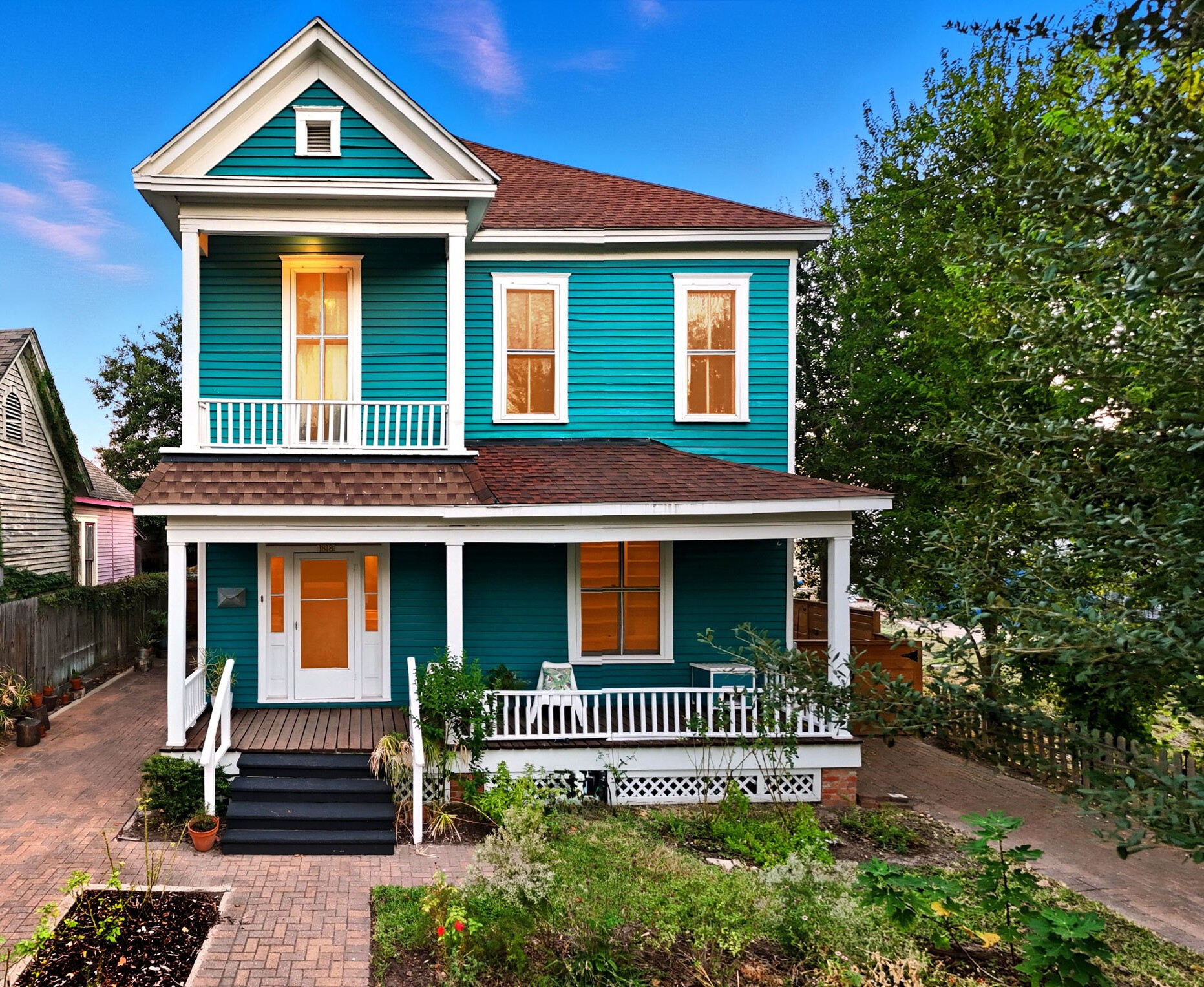 1818 Decatur Street Houston, TX 77007 - Photo 37 of 48 a front view of a house with garden