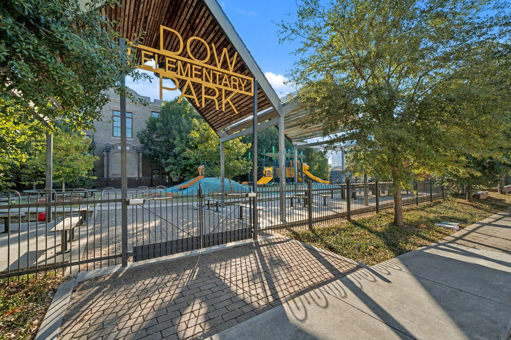 1818 Decatur Street Houston, TX 77007 - Photo 39 of 48 a view of outdoor space patio and swimming pool