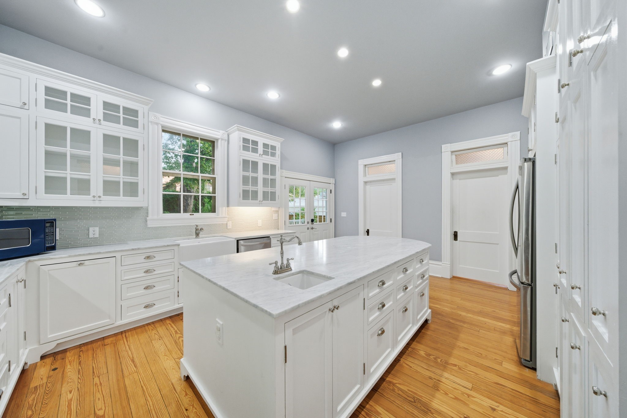 1818 Decatur Street Houston, TX 77007 - Photo 6 of 48 a large white kitchen with a large window