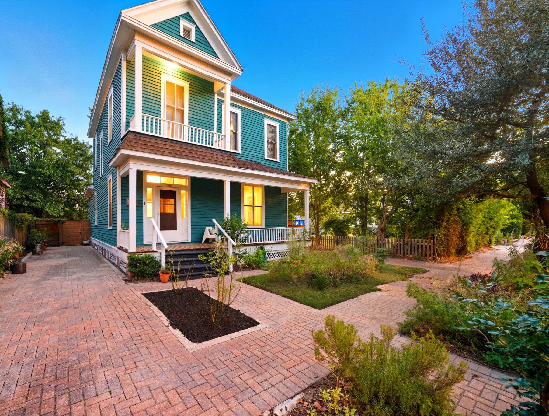1818 Decatur Street Houston, TX 77007 - Photo 9 of 48 a front view of a house with yard and green space