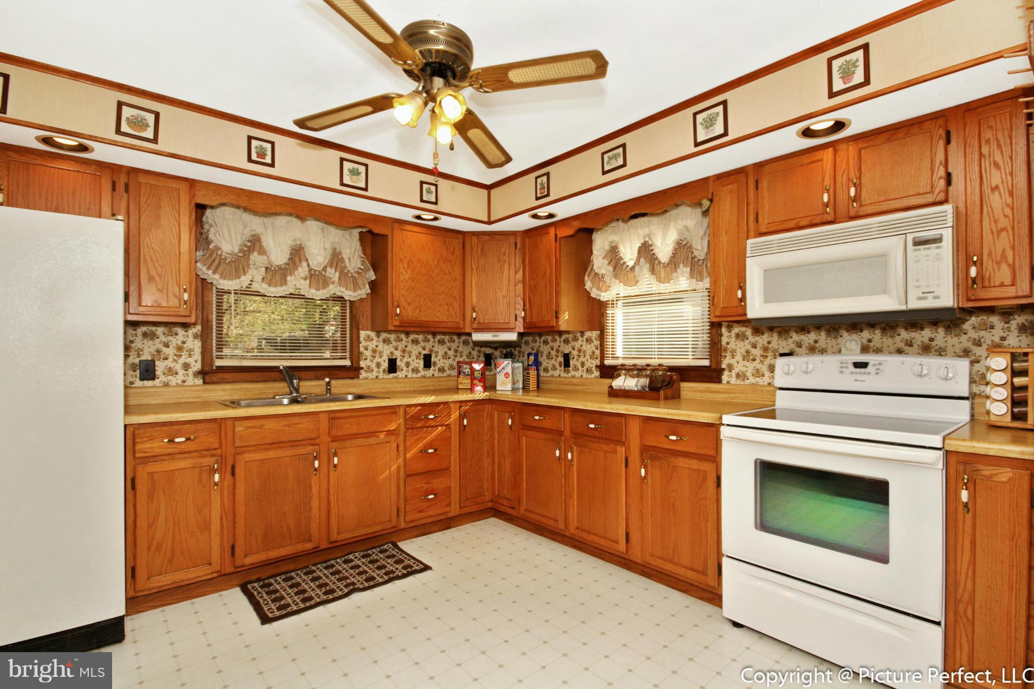 4239 Chestnut Grove Road Keedysville, MD 21756 - Photo 9 of 25 Kitchen