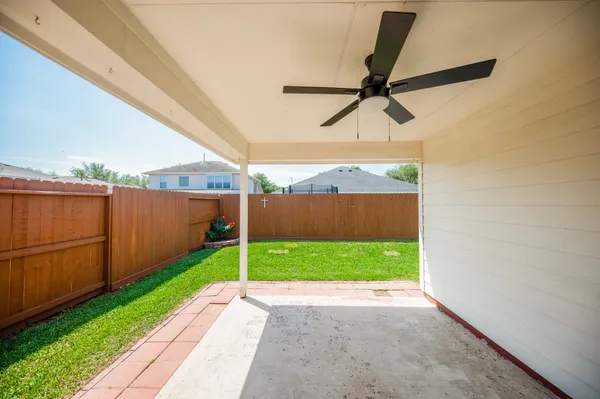 a view of a backyard