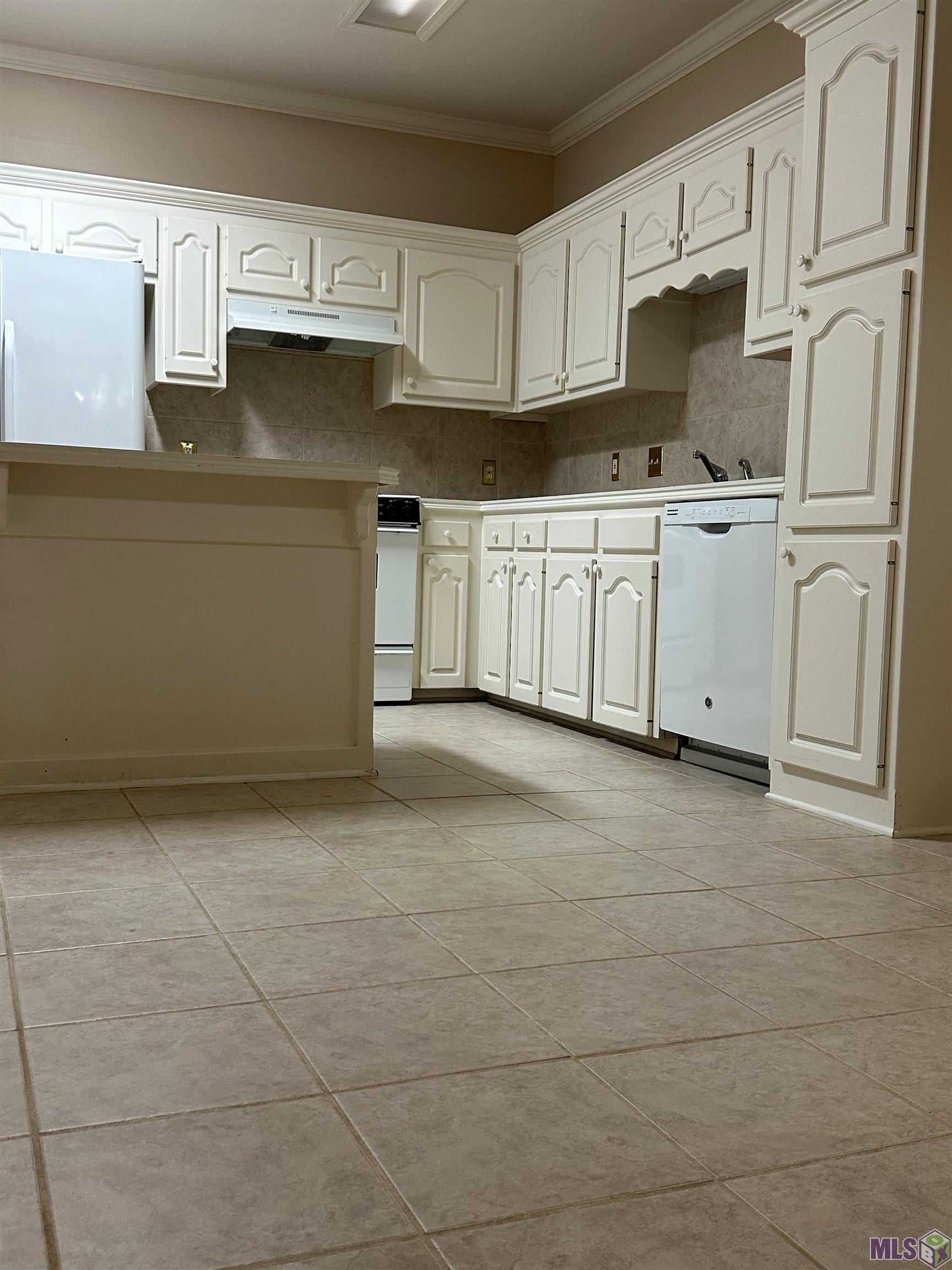5255 Congress Boulevard, Unit F19 Baton Rouge, LA 70808 - Photo 5 of 7 Kitchen/Dining