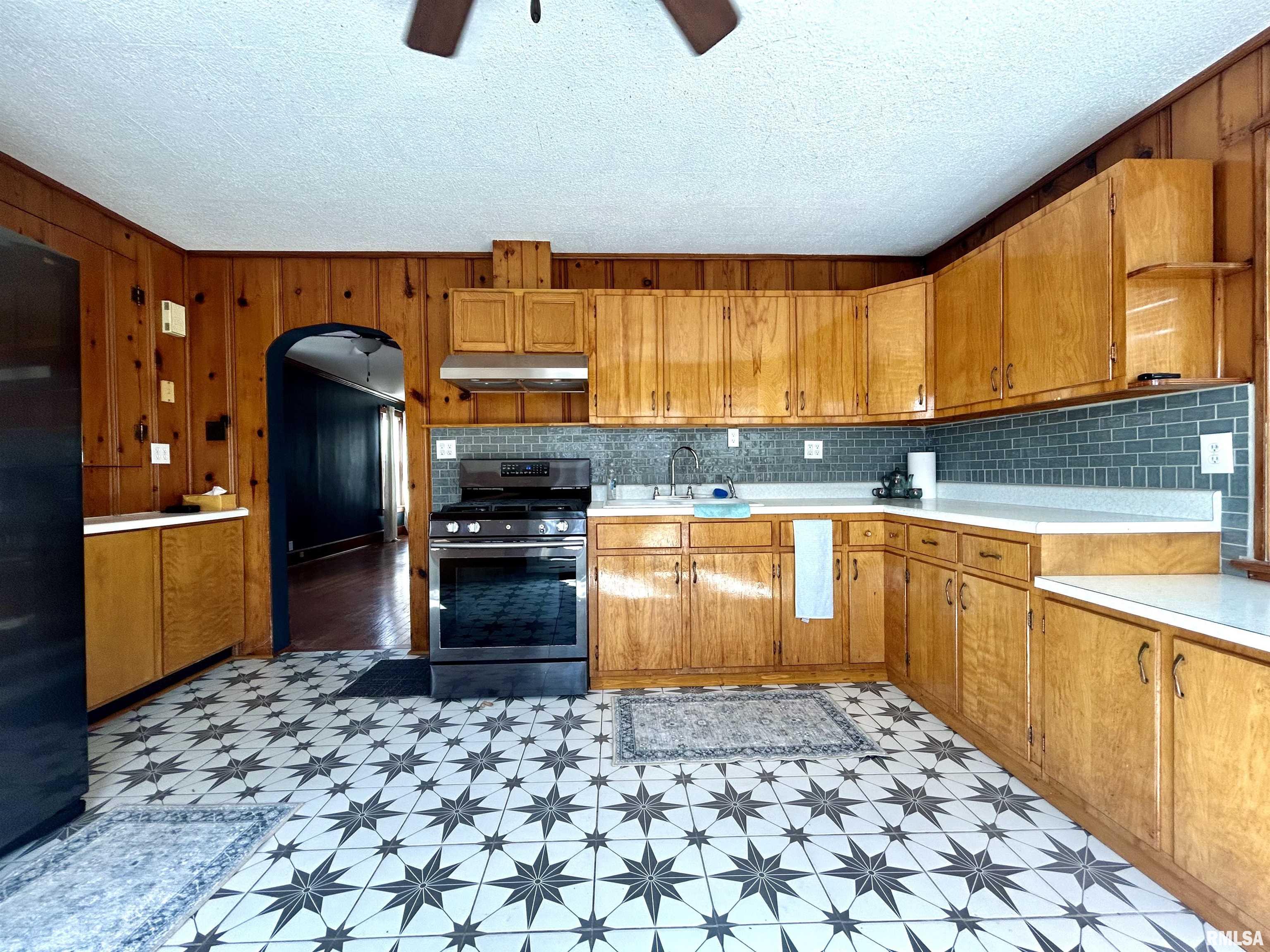 404 South Street Morrisonville, IL 62546 - Photo 2 of 24