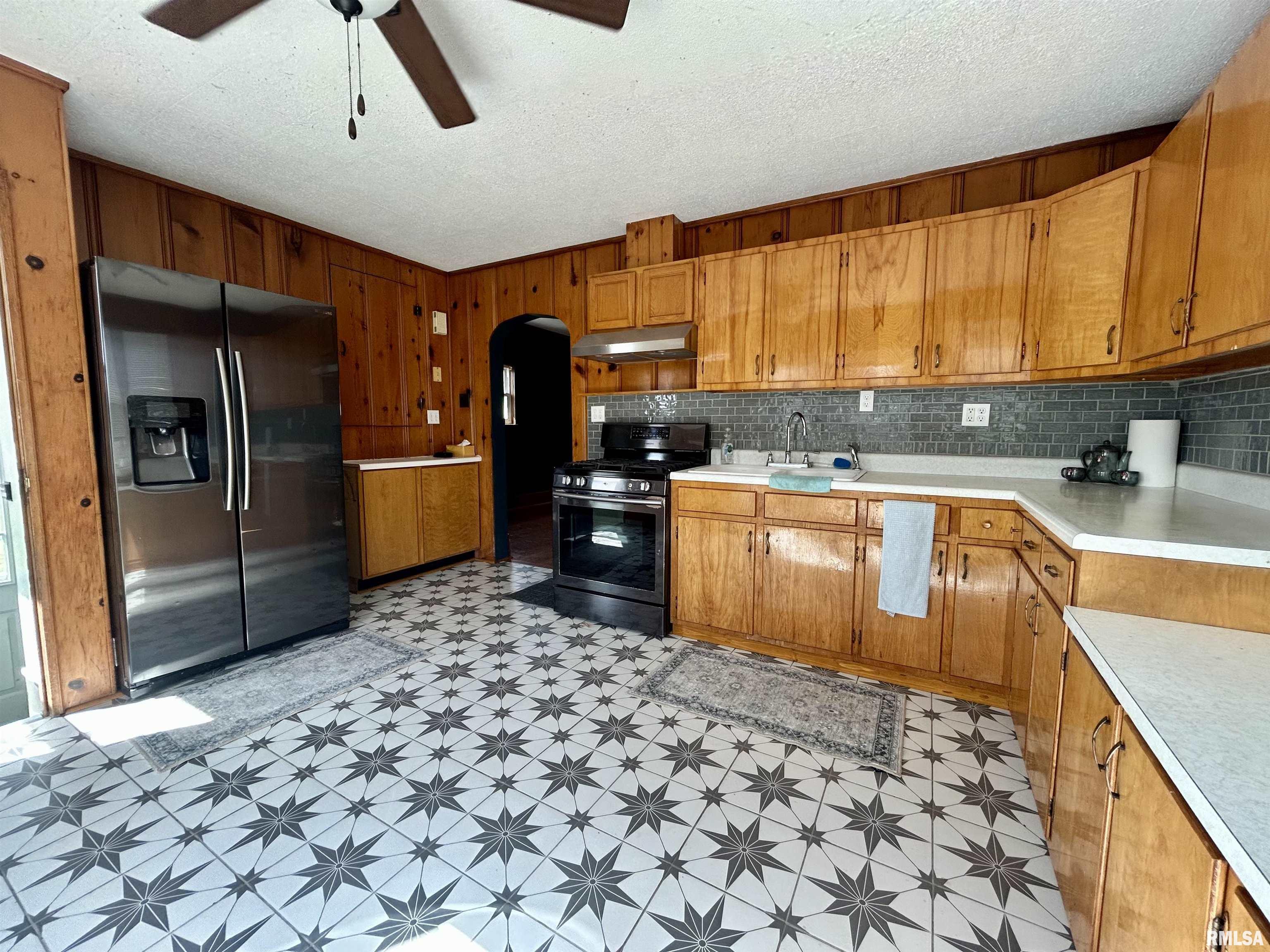 404 South Street Morrisonville, IL 62546 - Photo 3 of 24