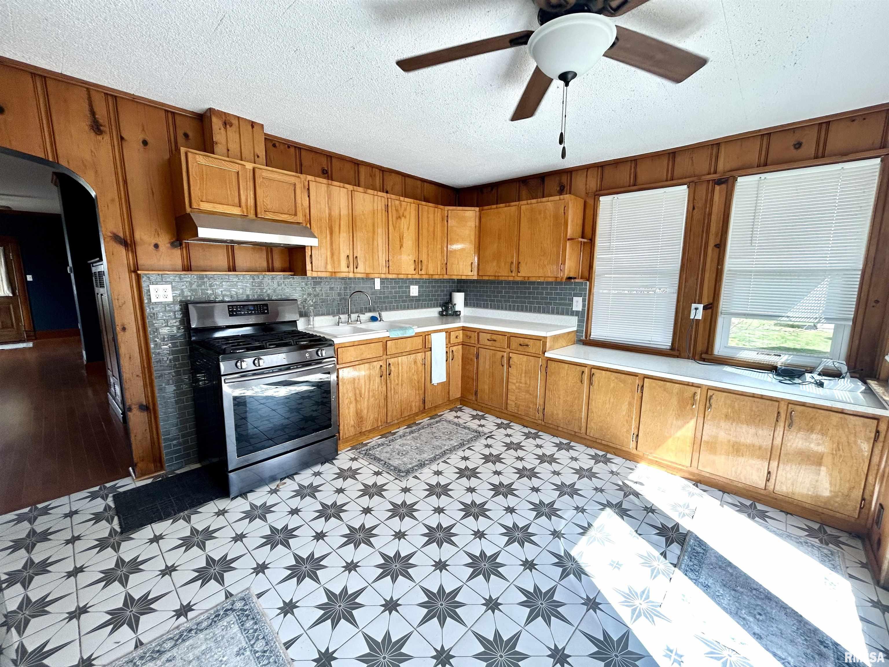 404 South Street Morrisonville, IL 62546 - Photo 4 of 24