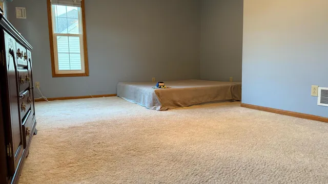 a view of a house with backyard and garden