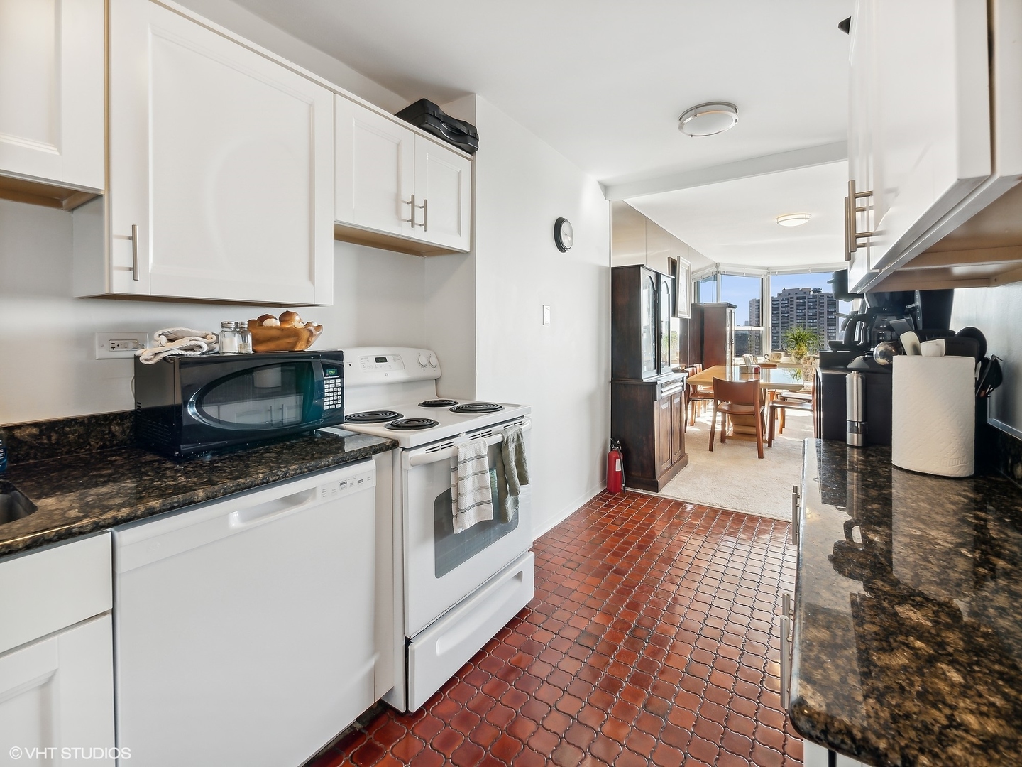 720 West Gordon Terrace, Unit 21L Chicago, IL 60613 - Photo 5 of 10