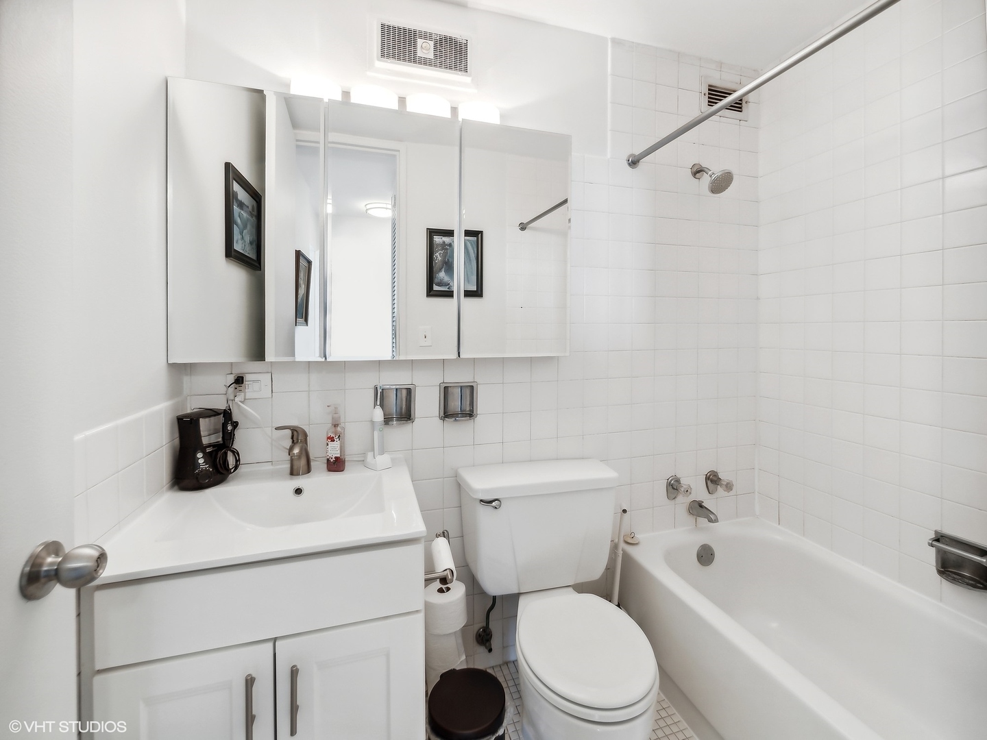 720 West Gordon Terrace, Unit 21L Chicago, IL 60613 - Photo 8 of 10