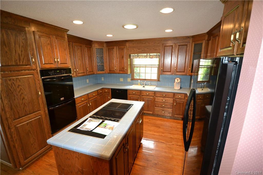 8147 Fairfield Forest Road Denver, NC 28037 - Photo 12 of 23 a kitchen with granite countertop a refrigerator stove and sink