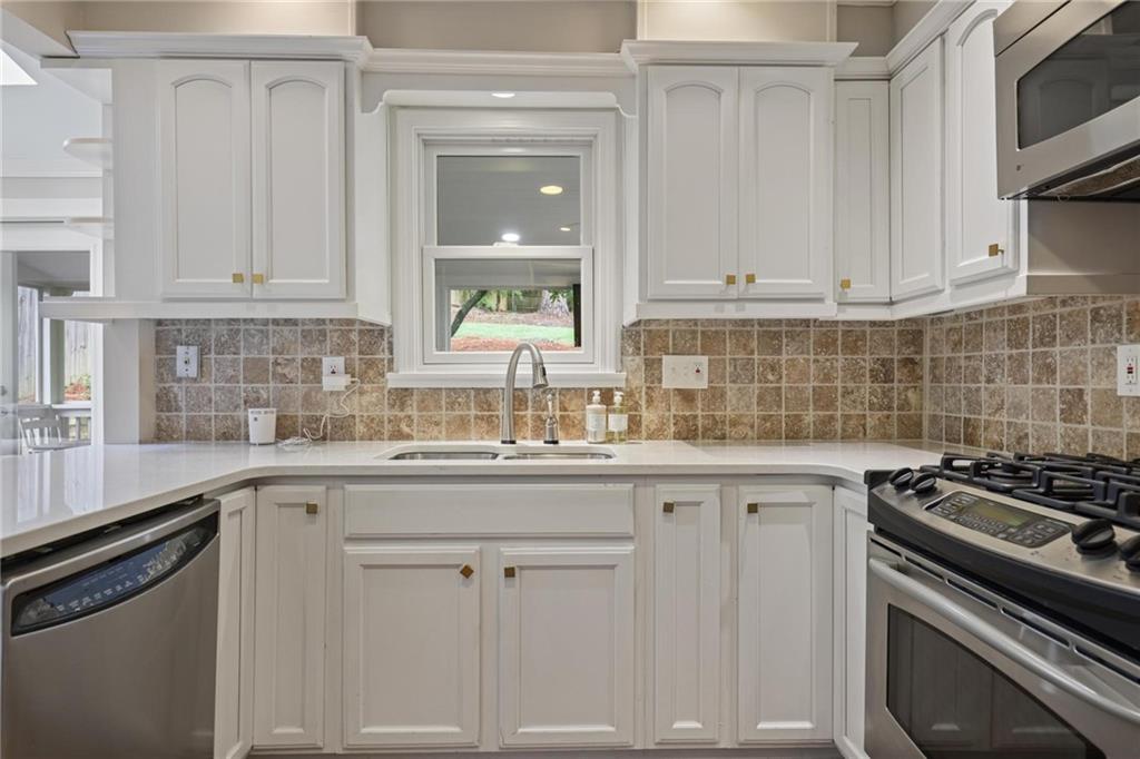 2631 North Thompson Road Northeast Brookhaven, GA 30319 - Photo 12 of 39