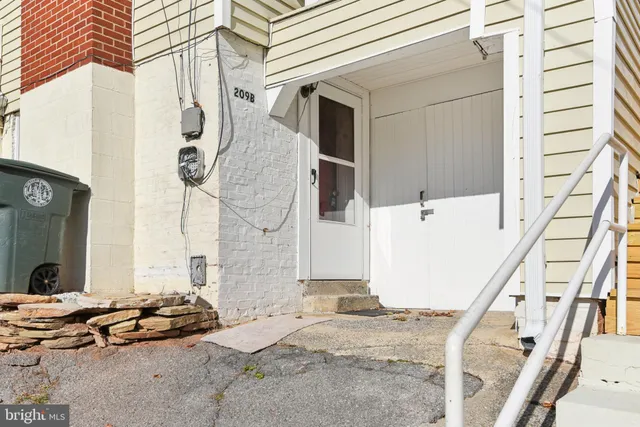 $1,100 | 209 Locust Street, Unit B, Frederick, MD 21703