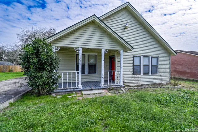 $135,000 | 711 South 7th Street, Kenedy, TX 78119
