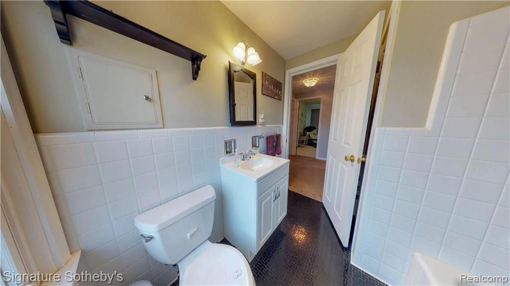 1932 Severn Road Grosse Pointe Woods, MI 48236 - Photo 14 of 24