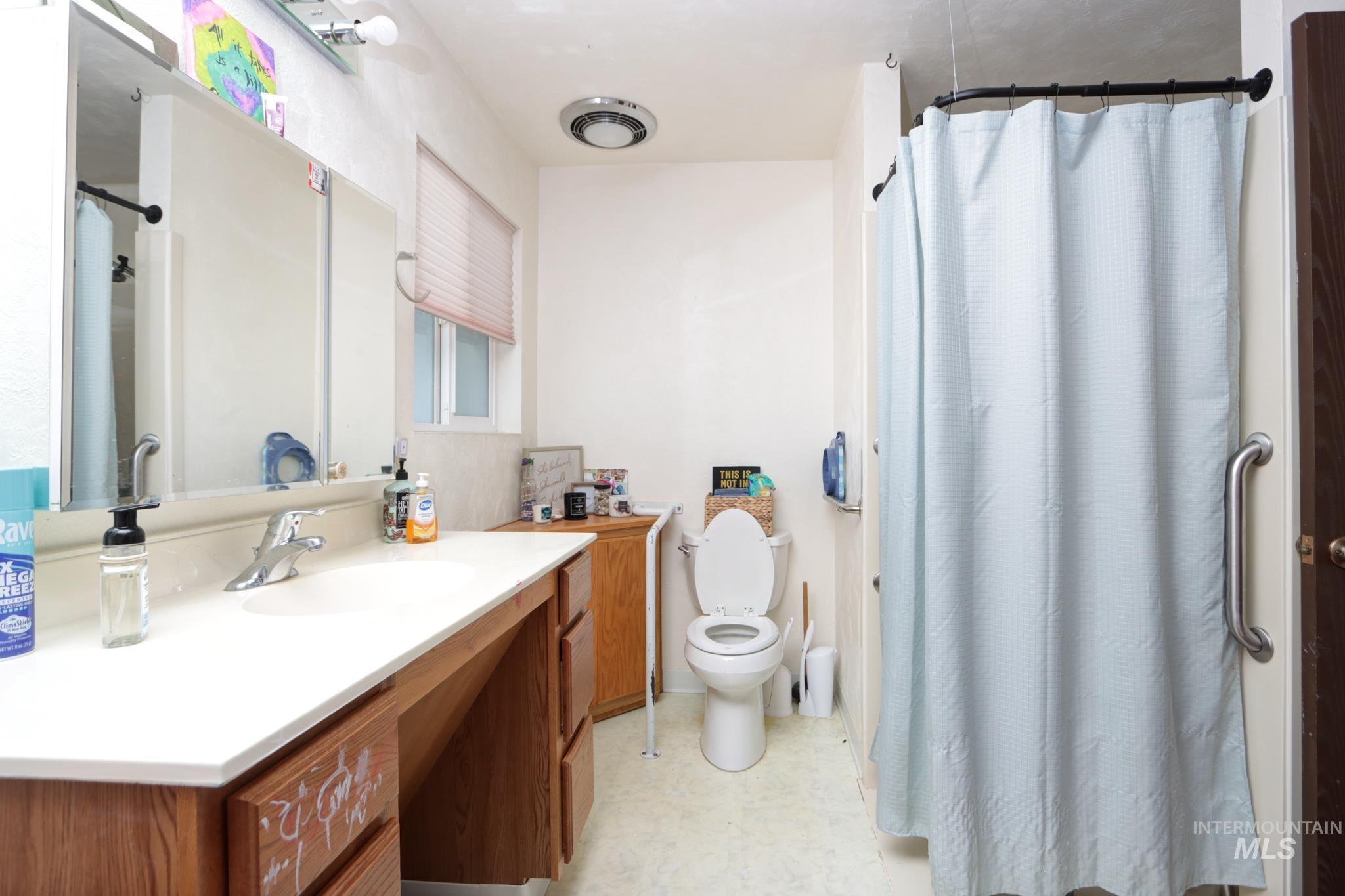 1302 Southwest 12th Street Ontario, OR 97914 - Photo 24 of 35 Full bath featuring vanity and curtained shower