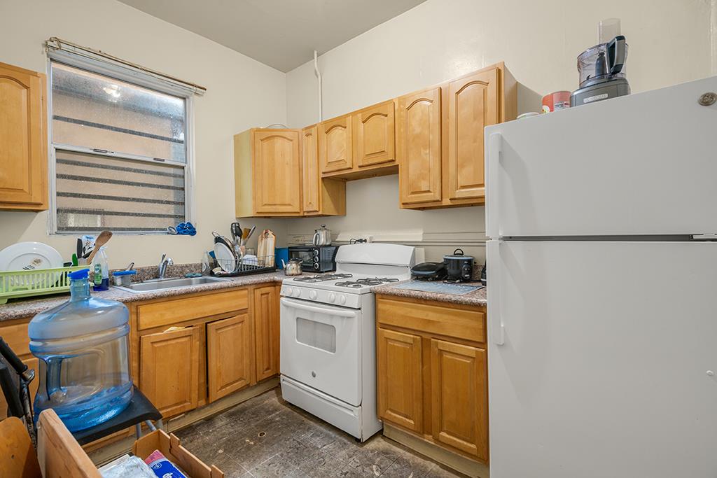 2874-2882 Telegraph Avenue Oakland, CA 94609 - Photo 9 of 18 a kitchen with a sink a stove and refrigerator