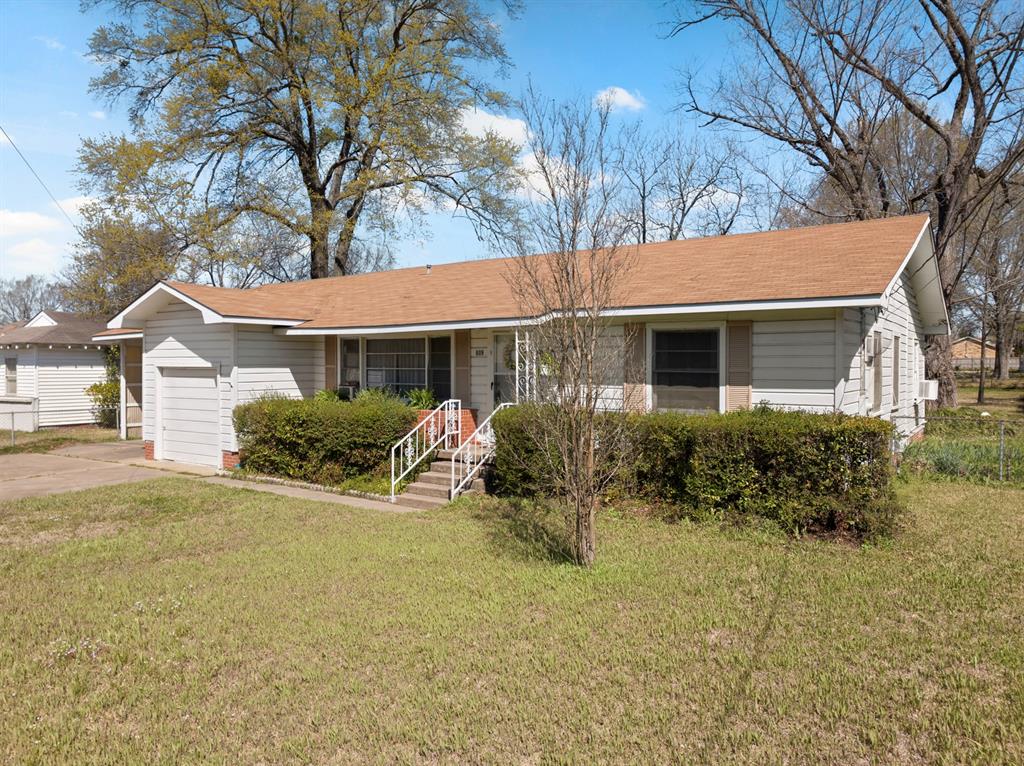 609 East Main Street Omaha, TX 75571 - Photo 1 of 1 a front view of a house with a yard