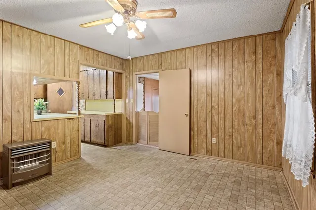 a view of livingroom with furniture