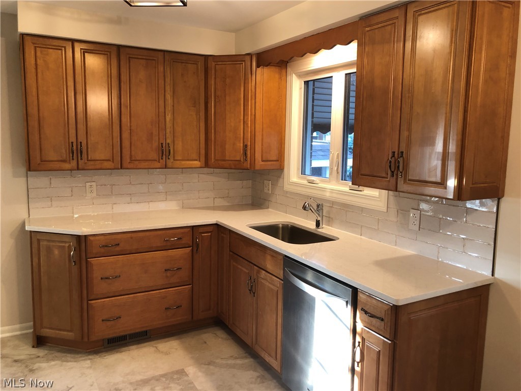 6291 South Canterbury Road Parma, OH 44129 - Photo 2 of 32