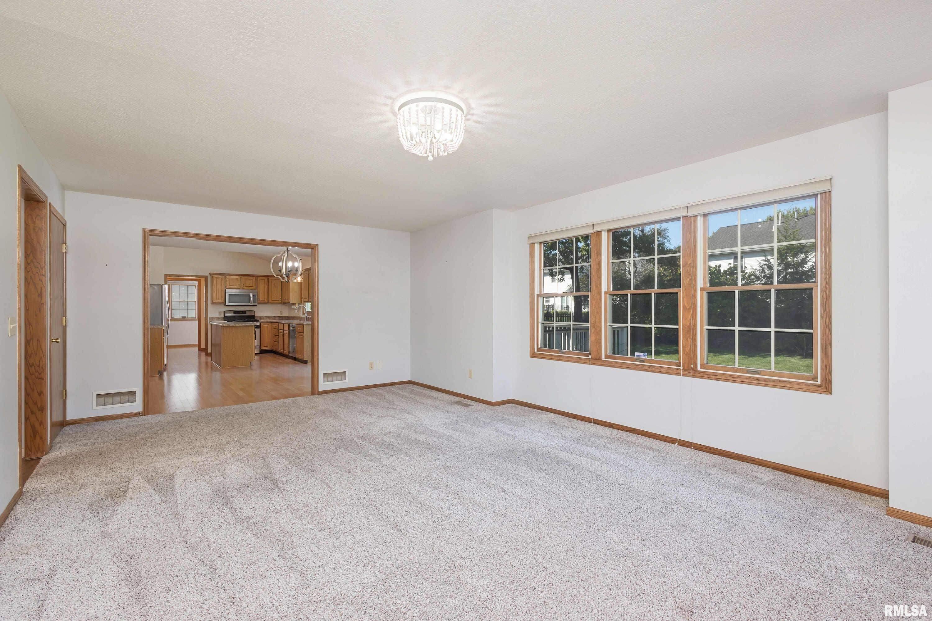 4960 Fox Ridge Road Bettendorf, IA 52722 - Photo 10 of 39 Gallery Image 10
