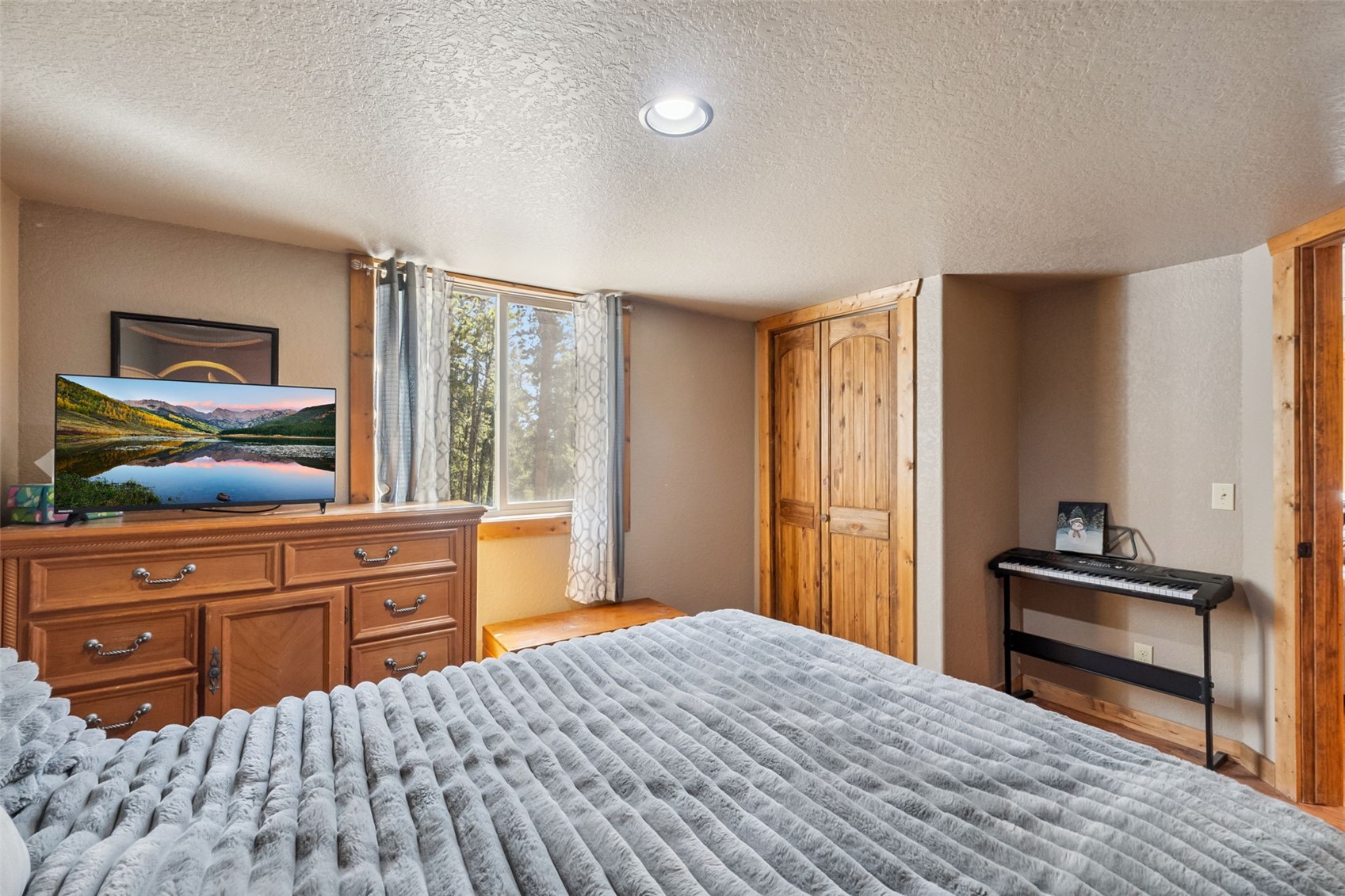 889 Venture Road Fairplay, CO 80440 - Photo 20 of 38 a bedroom with a bed and a dresser