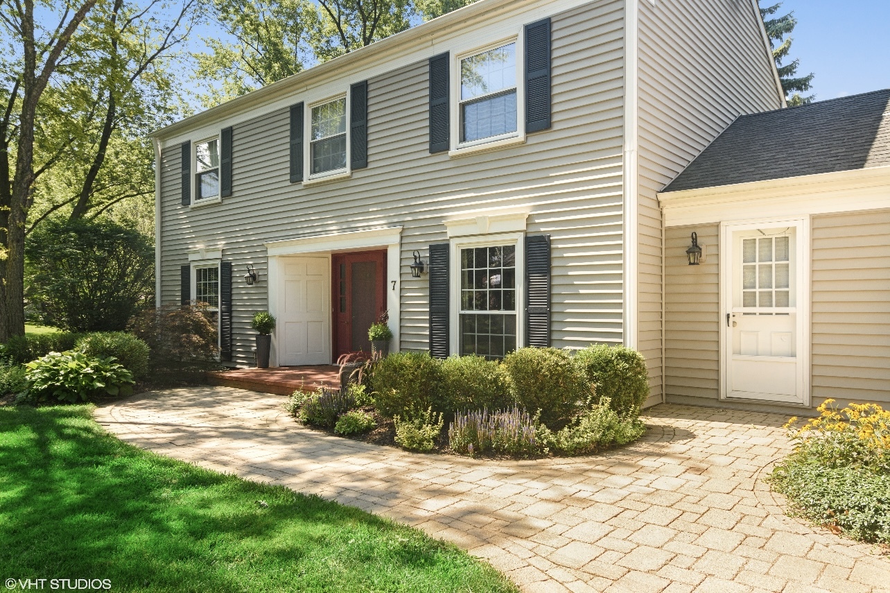 7 Knoll Ridge Road Rolling Meadows, IL 60008 - Photo 2 of 37 a view of a house with backyard and plants