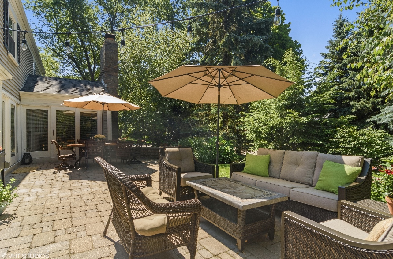7 Knoll Ridge Road Rolling Meadows, IL 60008 - Photo 27 of 37 a patio with a patio table and chairs