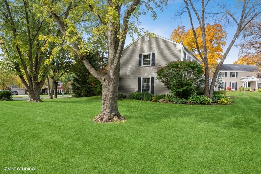 7 Knoll Ridge Road Rolling Meadows, IL 60008 - Photo 30 of 37 a front view of a house with a garden