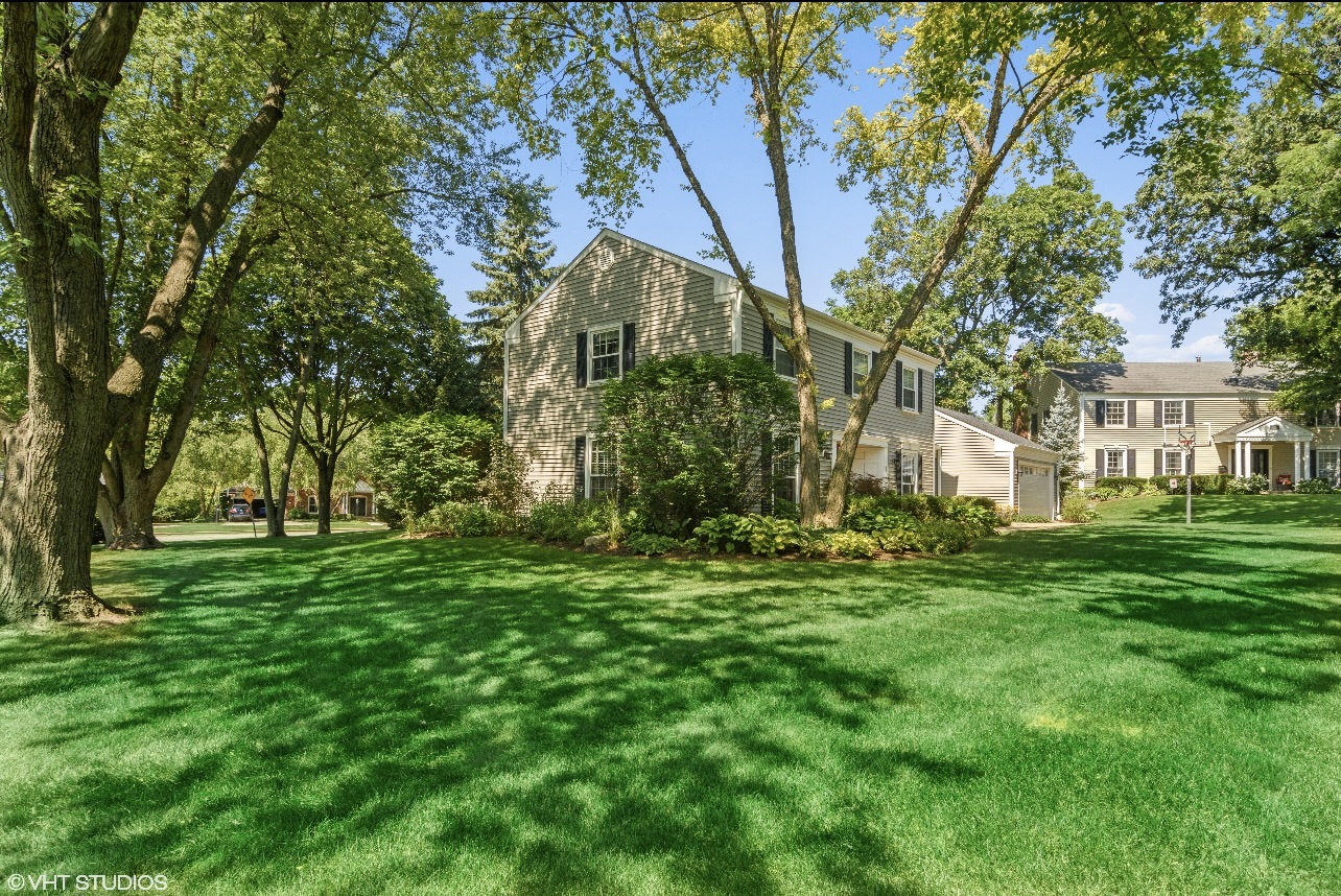 7 Knoll Ridge Road Rolling Meadows, IL 60008 - Photo 33 of 37 a view of a backyard with plants and large trees