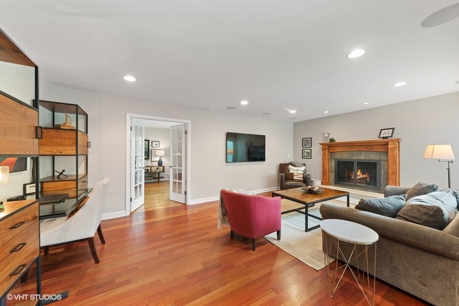 7 Knoll Ridge Road Rolling Meadows, IL 60008 - Photo 10 of 37 a living room with furniture and a fireplace
