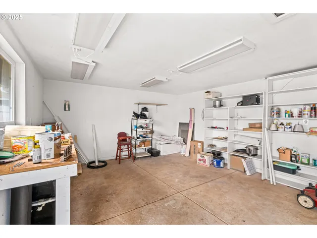 a view of a house with backyard and garden