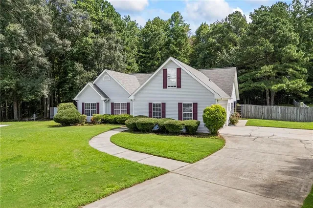 a view of a yard in front of house
