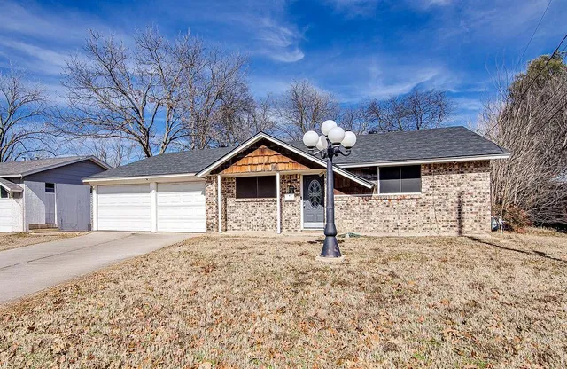 $230,000 | 304 Sundown Court, Burleson, TX 76028