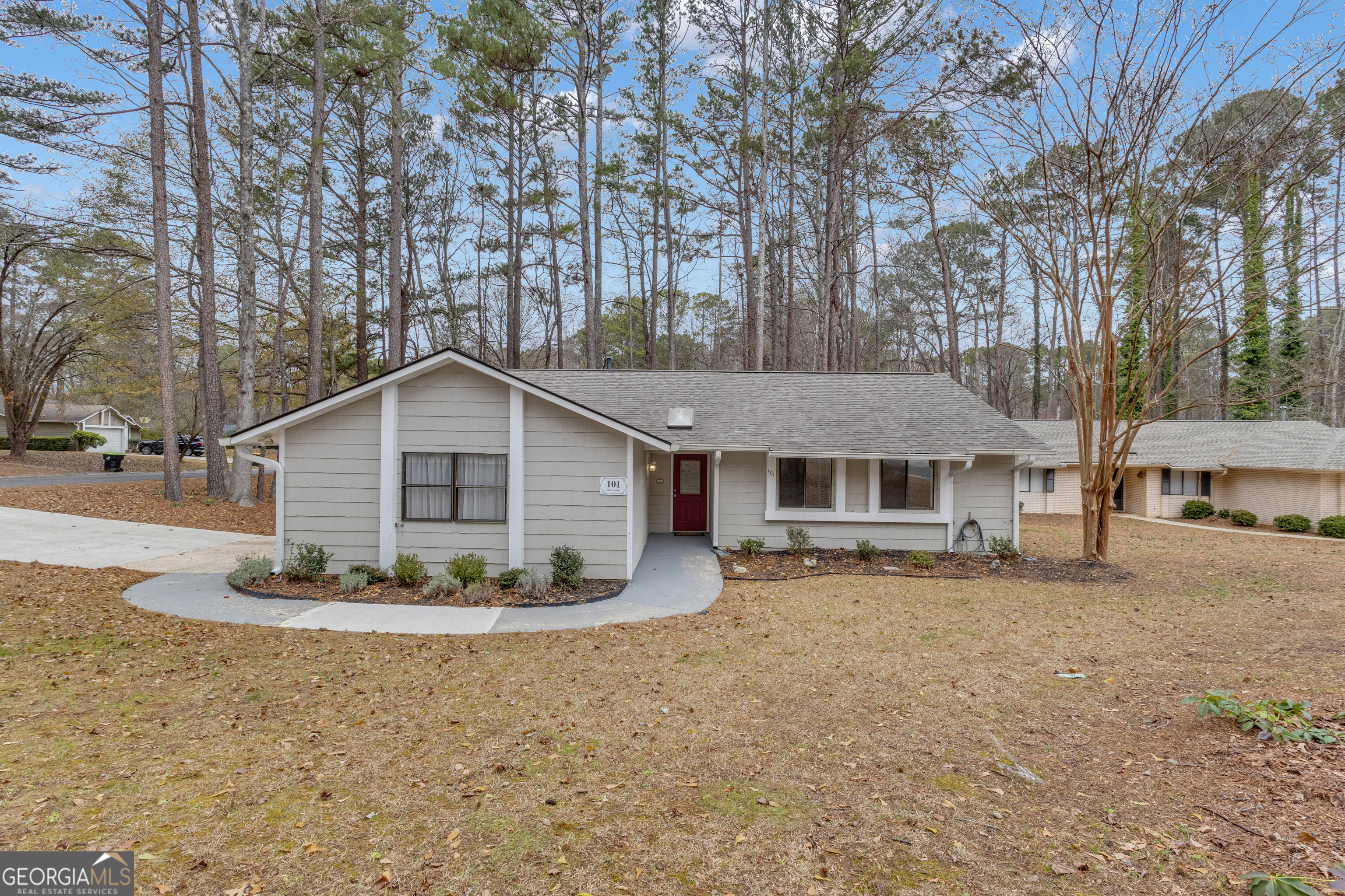 a view of a house with a yard