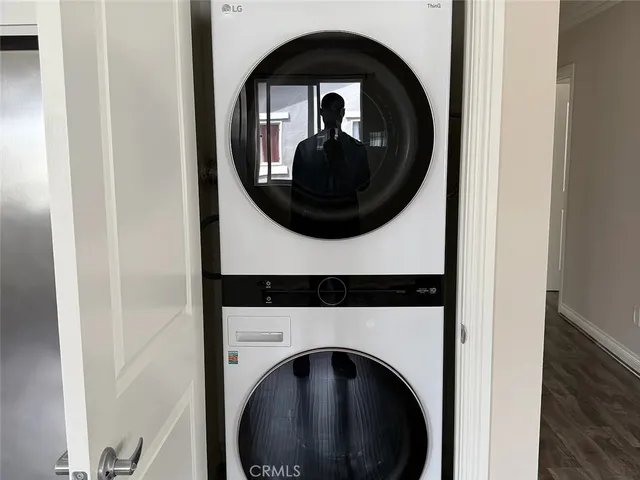 a close up view of a washer and dryer